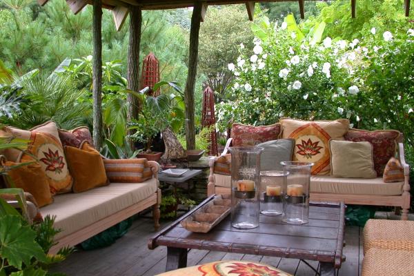 sophisticated-outdoor-livingroom.jpg